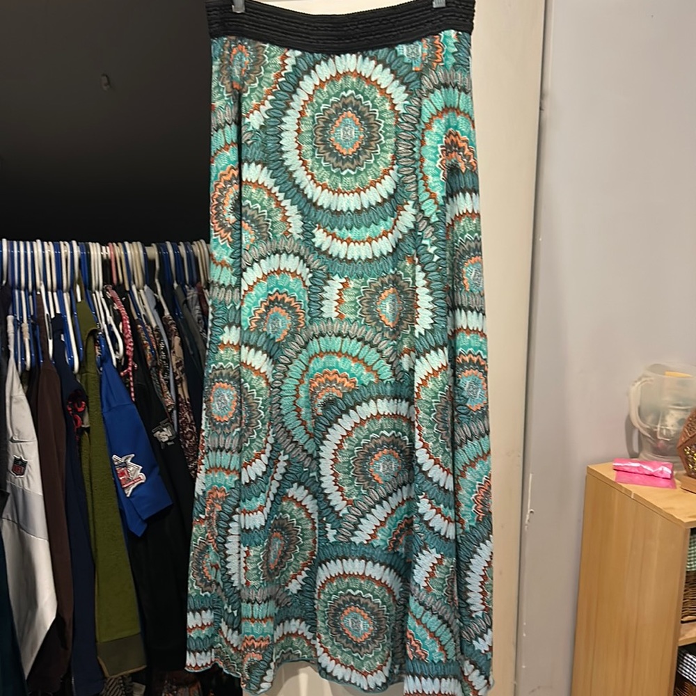 Maxi skirt. Elastic waist.